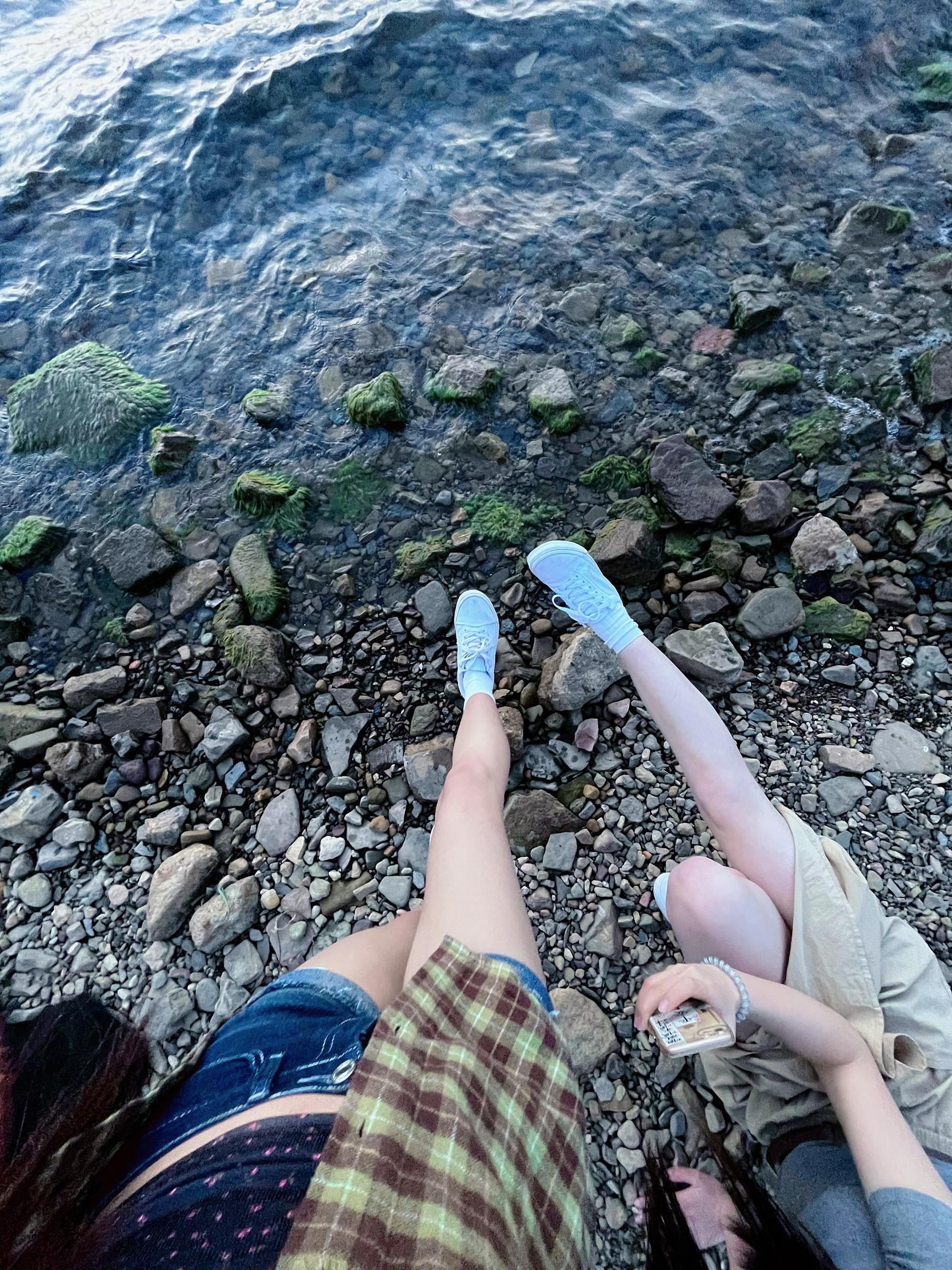 海边踏浪、街头出街都锁死这双Vans小白鞋!舒适百搭还巨出片,潮人夏天的快乐它承包了~